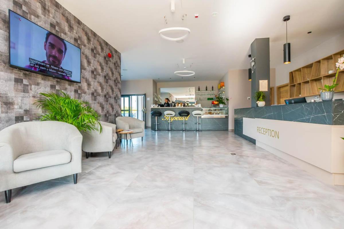 Hotel Delfin Lanterna Tar-Vabriga Exterior photo